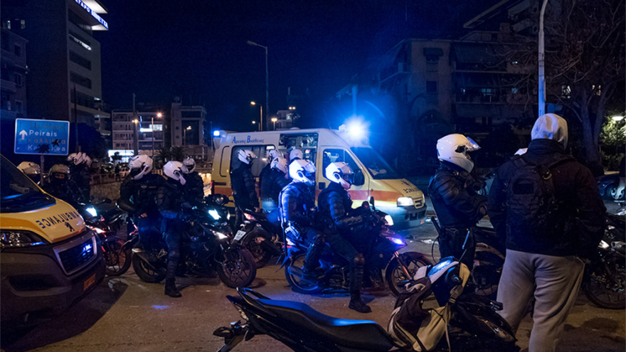 Νέα Σμύρνη - Τα πρώτα λόγια του τραυματία αστυνομικού: «Είμαι καλά, θα αντέξω» - Μου έλεγαν «εδώ θα πεθάνεις π...»