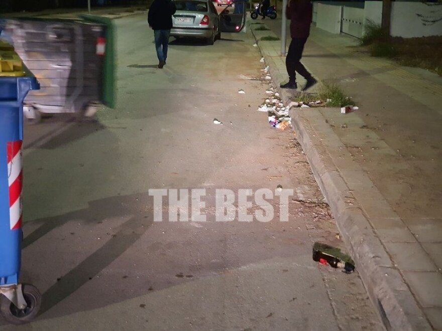 Ενέδρα σε περιπολικό στην Πάτρα: Πέταξαν μολότοφ μέσα από σχολείο - Δύο προσαγωγές