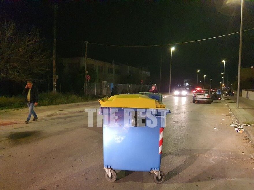 Ενέδρα σε περιπολικό στην Πάτρα: Πέταξαν μολότοφ μέσα από σχολείο - Δύο προσαγωγές