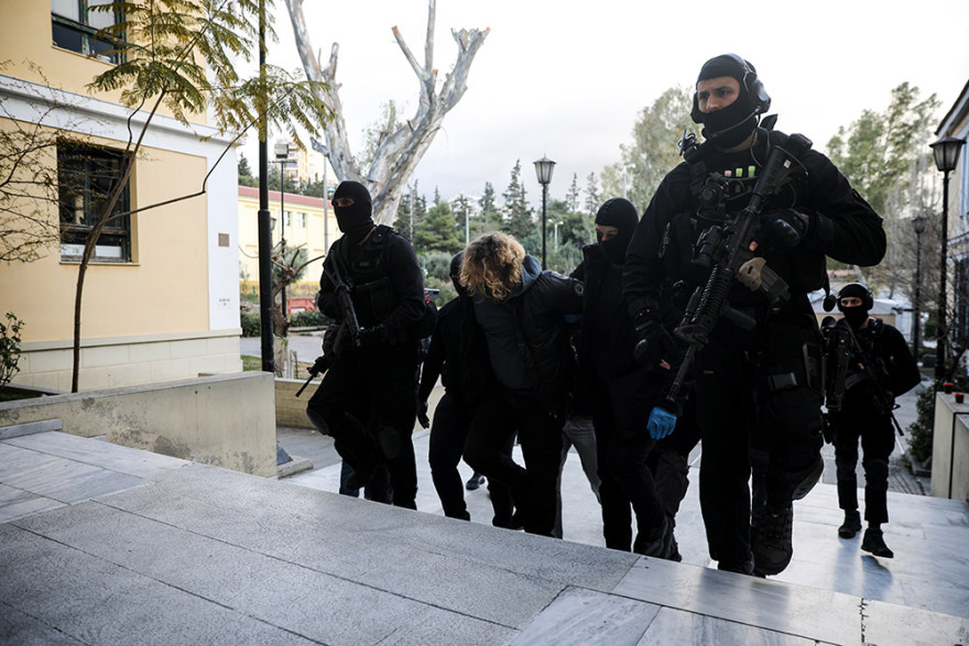 Νέα Σμύρνη: Κακουργηματική δίωξη στους δύο συλληφθέντες για την επίθεση στον αστυνομικό