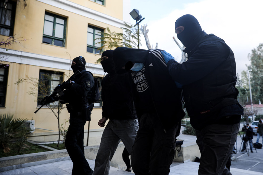 Νέα Σμύρνη: Κακουργηματική δίωξη στους δύο συλληφθέντες για την επίθεση στον αστυνομικό