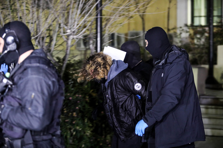 Νέα Σμύρνη: Κακουργηματική δίωξη στους δύο συλληφθέντες για την επίθεση στον αστυνομικό