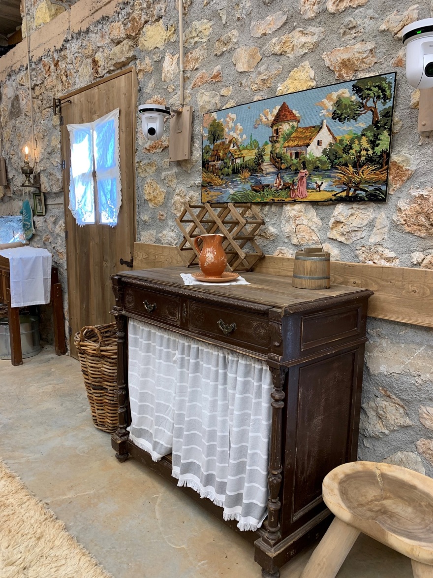 Φάρμα: Δύσκολη η ζωή για τους 14 «αγρότες» - Δείτε φωτογραφίες από τους χώρους