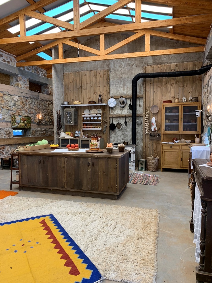 Φάρμα: Δύσκολη η ζωή για τους 14 «αγρότες» - Δείτε φωτογραφίες από τους χώρους