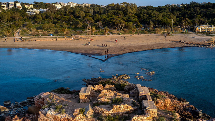 Εντυπωσιακές εικόνες από το Καβούρι: Με τα πόδια στο νησάκι... λόγω άμπωτης 