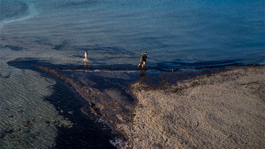 Εντυπωσιακές εικόνες από το Καβούρι: Με τα πόδια στο νησάκι... λόγω άμπωτης 