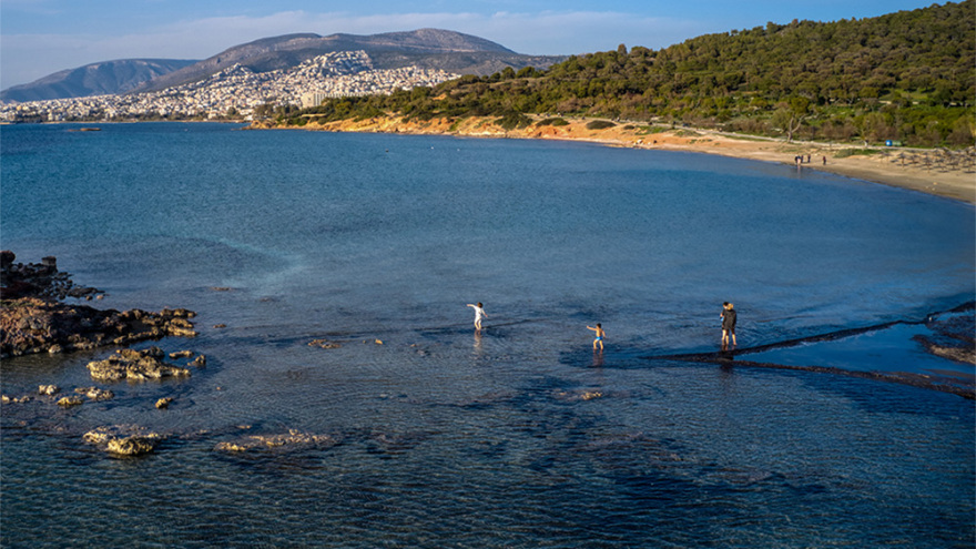 Εντυπωσιακές εικόνες από το Καβούρι: Με τα πόδια στο νησάκι... λόγω άμπωτης 