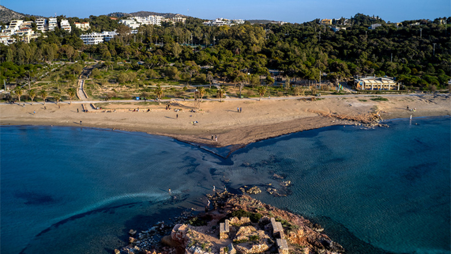 Εντυπωσιακές εικόνες από το Καβούρι: Με τα πόδια στο νησάκι... λόγω άμπωτης 