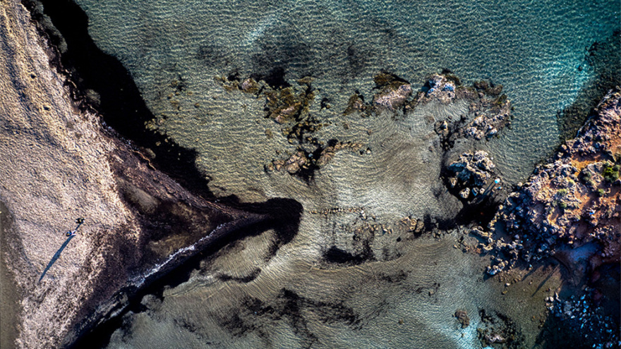 Εντυπωσιακές εικόνες από το Καβούρι: Με τα πόδια στο νησάκι... λόγω άμπωτης 