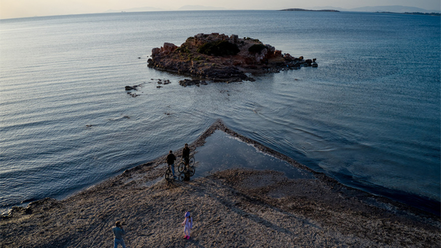 Εντυπωσιακές εικόνες από το Καβούρι: Με τα πόδια στο νησάκι... λόγω άμπωτης 