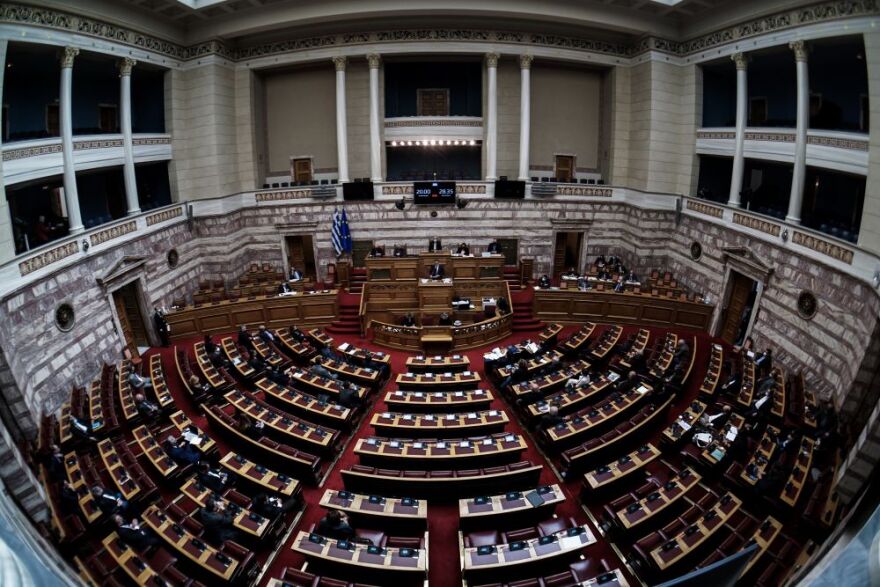 Η «άλλη μάχη» Μητσοτάκη - Τσίπρα στη Βουλή: Από τον Εμίλ Ζολά ως τoν Πάνο Καμμένο 