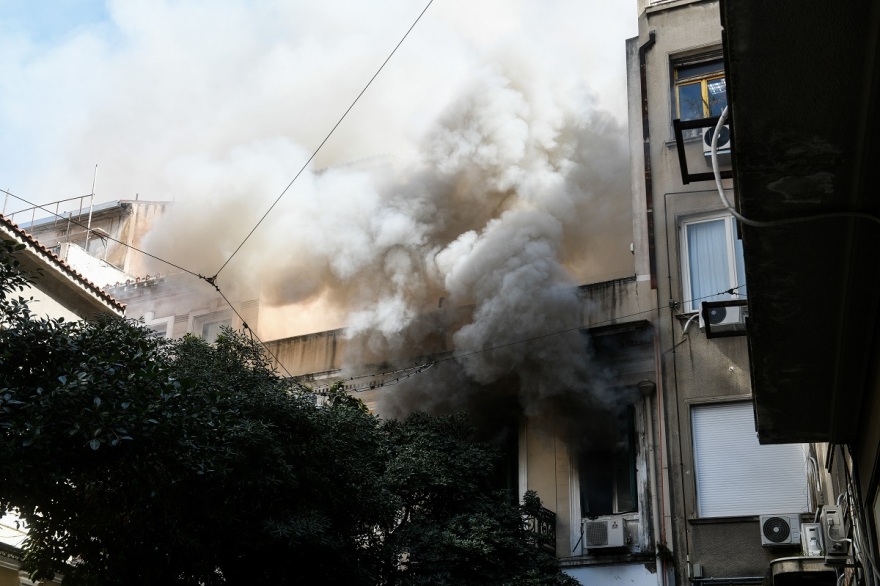 Φωτιά σε αποθήκη στο κέντρο της Αθήνας - Πού έχει διακοπεί η κυκλοφορία