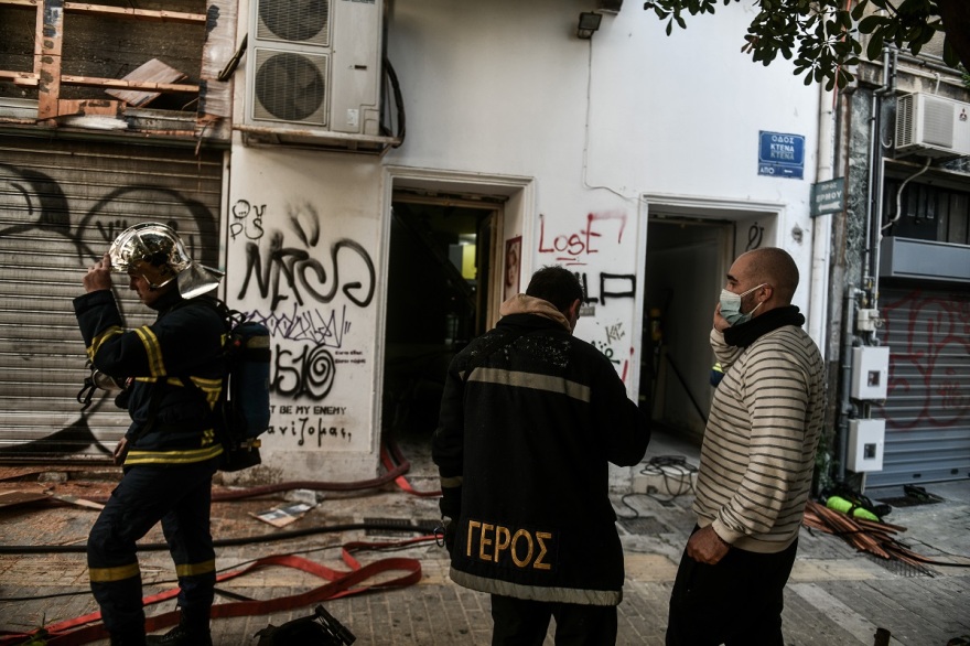 Φωτιά σε αποθήκη στο κέντρο της Αθήνας - Πού έχει διακοπεί η κυκλοφορία