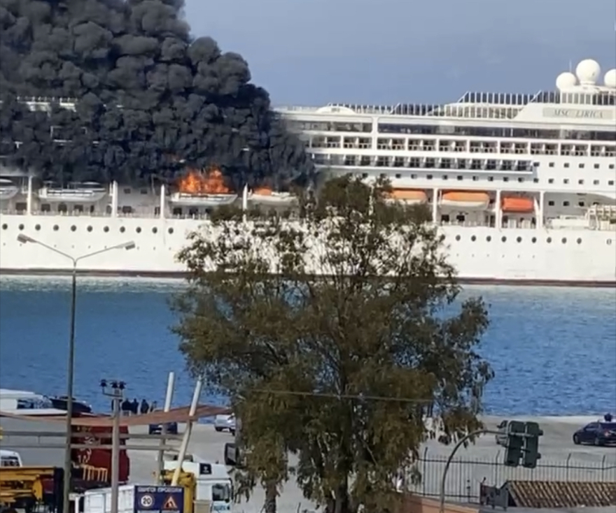 Υπό μερικό έλεγχο η φωτιά σε κρουαζιερόπλοιο στην Κέρκυρα - Δείτε βίντεο και φωτογραφίες