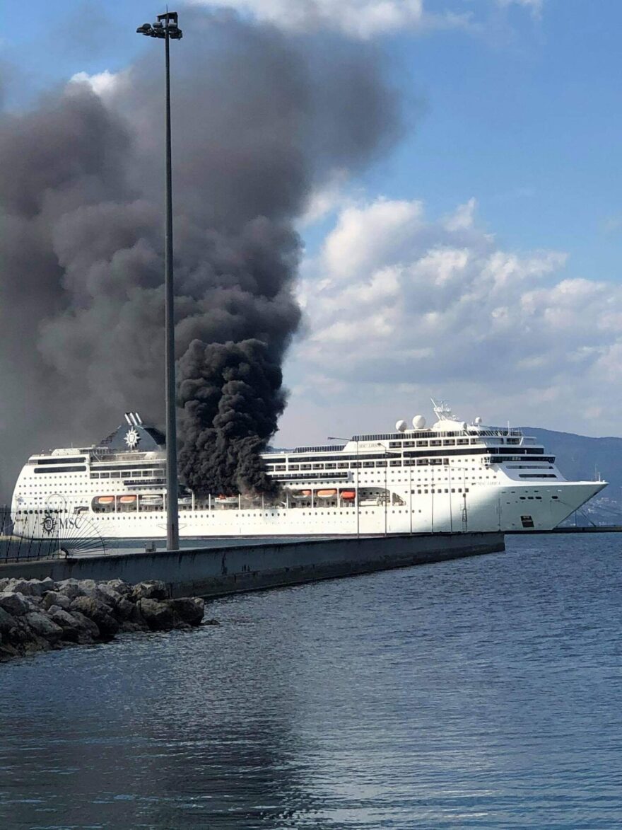 Υπό μερικό έλεγχο η φωτιά σε κρουαζιερόπλοιο στην Κέρκυρα - Δείτε βίντεο και φωτογραφίες