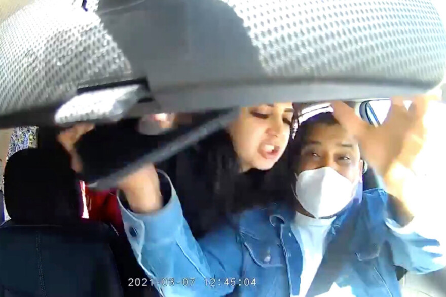 ΗΠΑ: Εξοργιστική επίθεση σε οδηγό της Uber από 3 γυναίκες - Τον έβριζαν και έβηχαν πάνω του (Βίντεο)