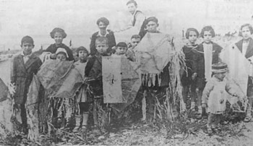 Γιορτάζοντας την Καθαρά Δευτέρα το 1902...