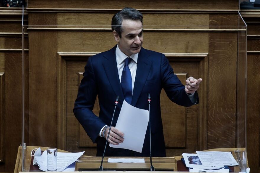 Η «άλλη μάχη» Μητσοτάκη - Τσίπρα στη Βουλή: Από τον Εμίλ Ζολά ως τoν Πάνο Καμμένο 