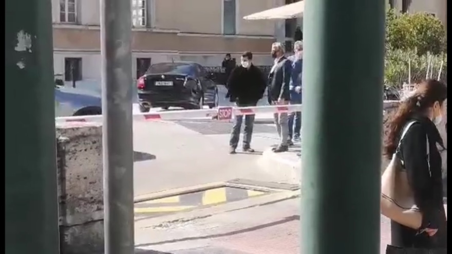 Τροχαίο στη Βουλή: Υπηρεσιακό αυτοκίνητο συγκρούστηκε με μηχανή