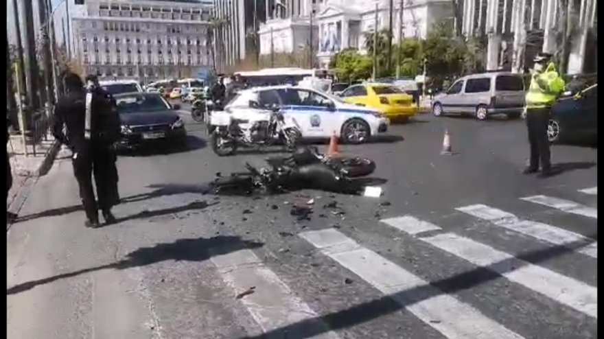 Τροχαίο στη Βουλή: Υπηρεσιακό αυτοκίνητο συγκρούστηκε με μηχανή