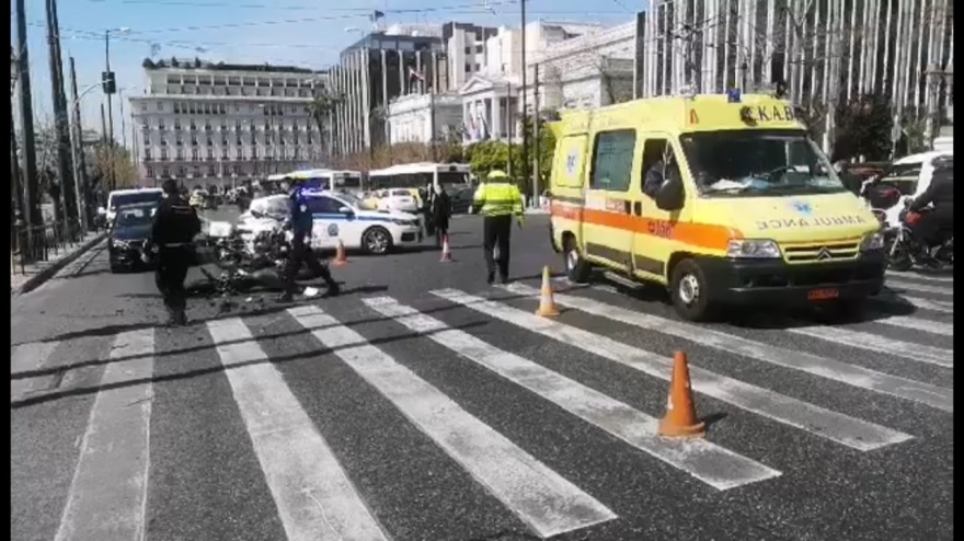 Τροχαίο στη Βουλή: Υπηρεσιακό αυτοκίνητο συγκρούστηκε με μηχανή