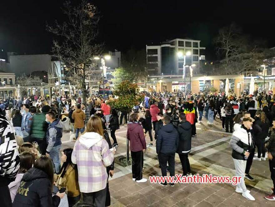 Απίστευτες εικόνες στην Ξάνθη παρά το lockdown: Ξεχύθηκαν στους δρόμους της πόλης οι καρναβαλιστές