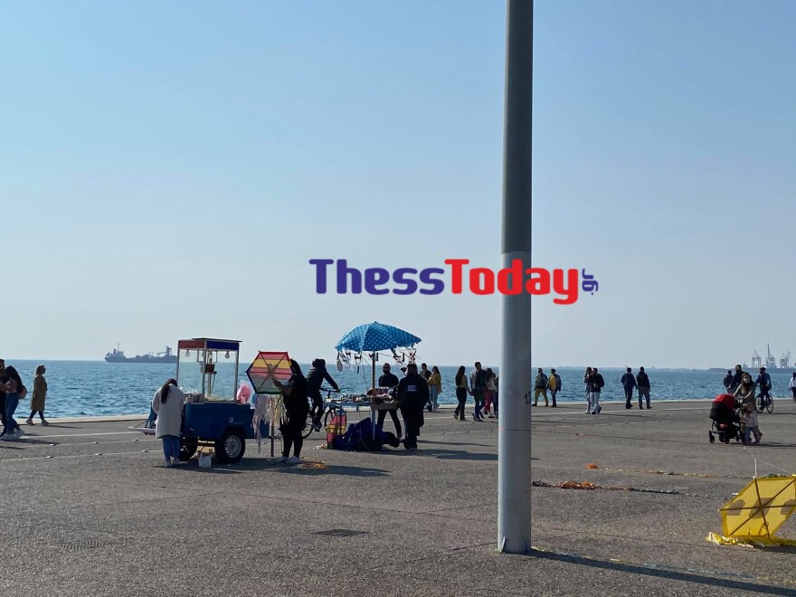 Θεσσαλονίκη: Ξεχύθηκαν στη Νέα Παραλία και πέταξαν χαρταετούς