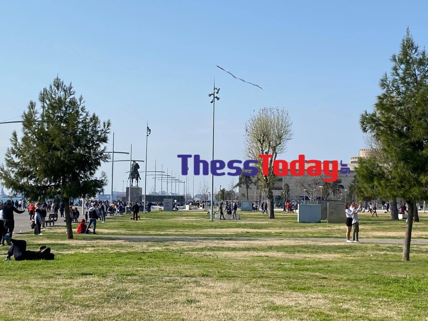 Θεσσαλονίκη: Ξεχύθηκαν στη Νέα Παραλία και πέταξαν χαρταετούς