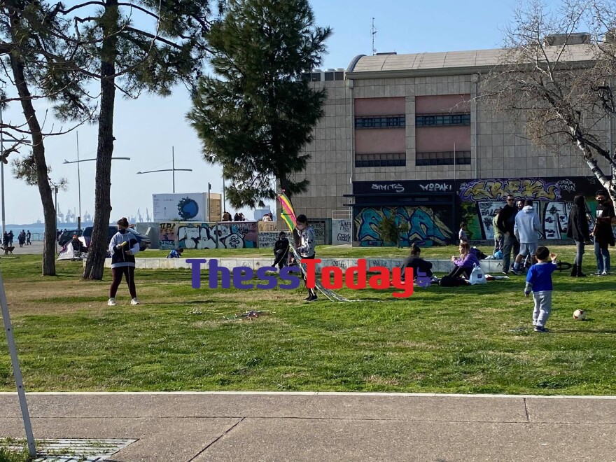 Θεσσαλονίκη: Ξεχύθηκαν στη Νέα Παραλία και πέταξαν χαρταετούς