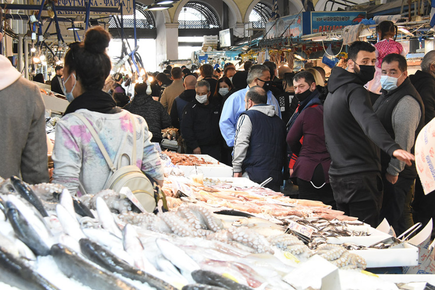 Καθαρά Δευτέρα: Ουρές και συνωστισμός στη Βαρβάκειο για τα ψώνια της τελευταίας στιγμής