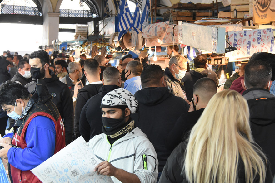 Καθαρά Δευτέρα: Ουρές και συνωστισμός στη Βαρβάκειο για τα ψώνια της τελευταίας στιγμής