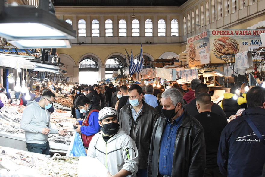 Καθαρά Δευτέρα: Ουρές και συνωστισμός στη Βαρβάκειο για τα ψώνια της τελευταίας στιγμής