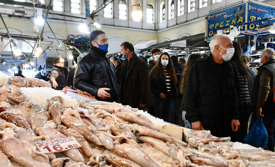 Καθαρά Δευτέρα: Ουρές και συνωστισμός στη Βαρβάκειο για τα ψώνια της τελευταίας στιγμής