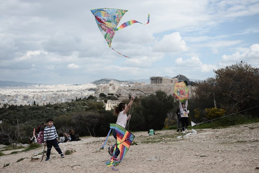 Καθαρά Δευτέρα: Πέταξαν χαρταετό... πριν «χαλάσει» ο καιρός