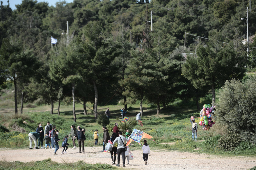 Καθαρά Δευτέρα: Πέταξαν χαρταετό... πριν «χαλάσει» ο καιρός