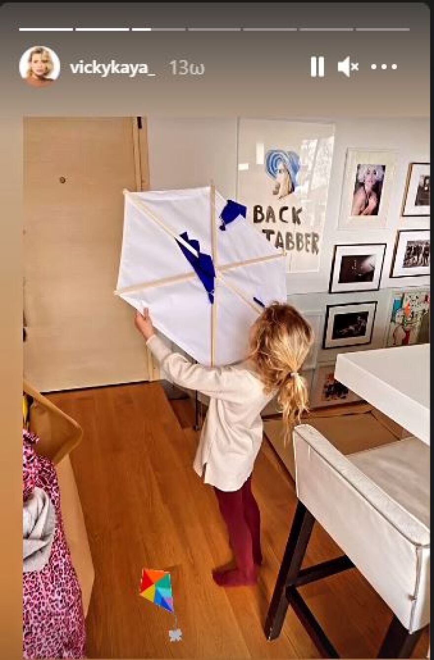 Βίκυ Καγιά: Φωτογραφίζει τα παιδιά της λίγο πριν το πέταγμα του χαρταετού 