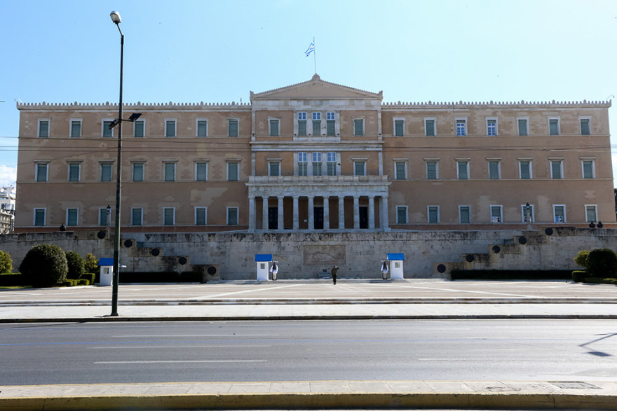 Καθαρά Δευτέρα: Πέταξαν χαρταετό... πριν «χαλάσει» ο καιρός