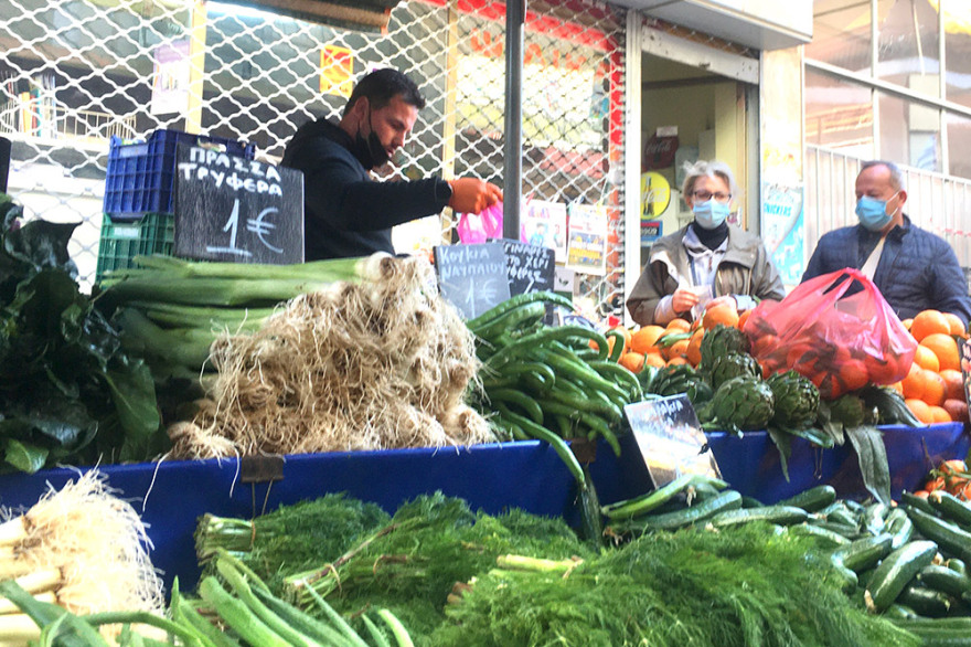 Καθαρά Δευτέρα: Ουρές και συνωστισμός στη Βαρβάκειο για τα ψώνια της τελευταίας στιγμής