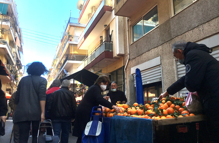 Καθαρά Δευτέρα: Ουρές και συνωστισμός στη Βαρβάκειο για τα ψώνια της τελευταίας στιγμής