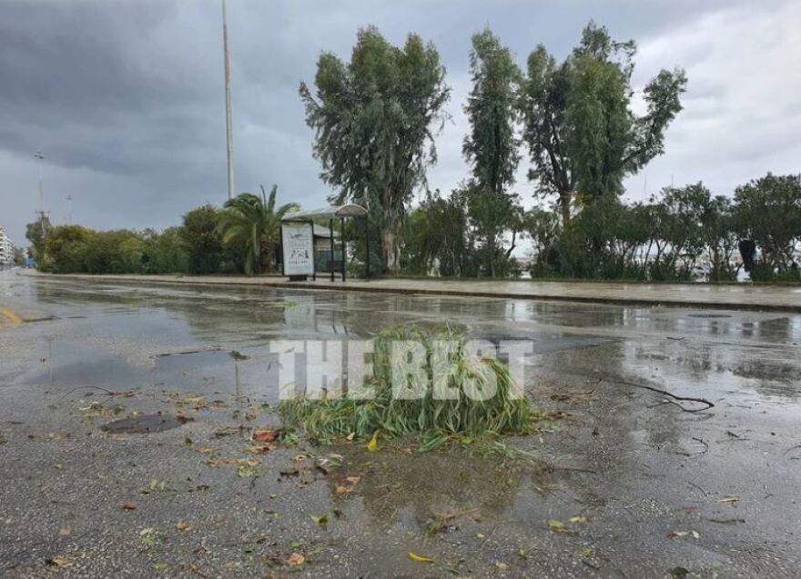 Πάτρα: Ζημιές από τον αέρα - Σχηματίστηκε ακόμη και υδροστρόβιλος