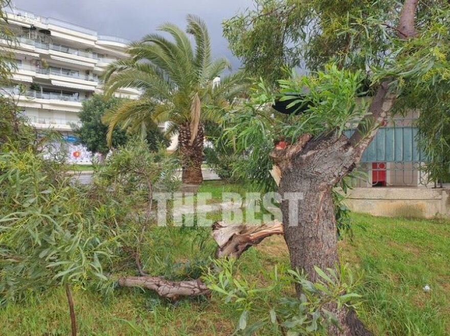 Πάτρα: Ζημιές από τον αέρα - Σχηματίστηκε ακόμη και υδροστρόβιλος