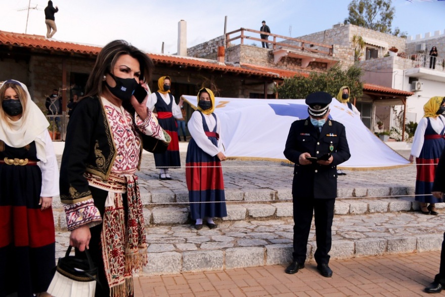 Η Γιάννα Αγγελοπούλου με παραδοσιακή ενδυμασία στη Μάνη