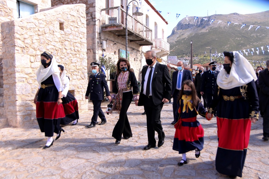 Η Γιάννα Αγγελοπούλου με παραδοσιακή ενδυμασία στη Μάνη