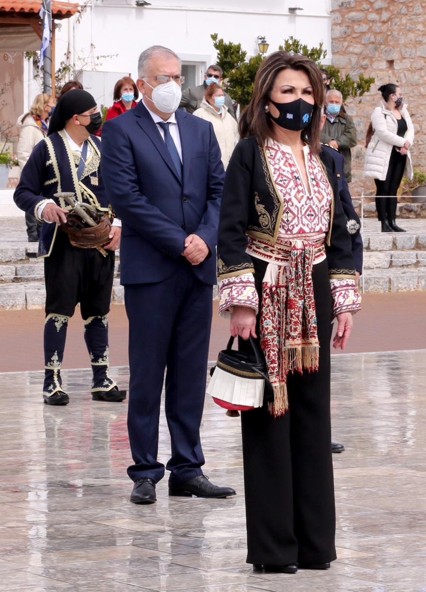 Η Γιάννα Αγγελοπούλου με παραδοσιακή ενδυμασία στη Μάνη