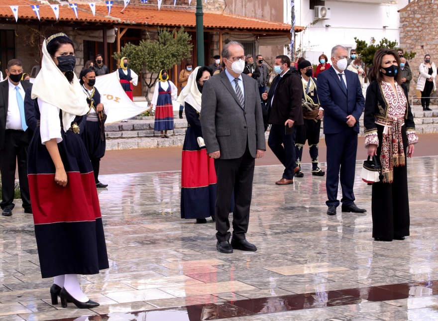 Η Γιάννα Αγγελοπούλου με παραδοσιακή ενδυμασία στη Μάνη