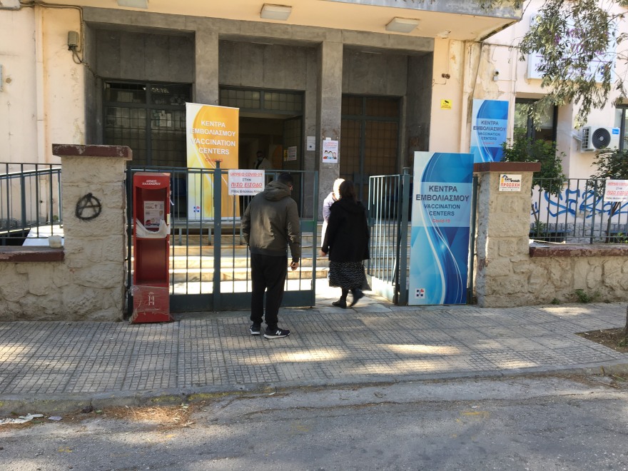 Εμβόλιο AstraZeneca: Διχασμένοι οι πολίτες - «Το έκανα με άγχος» - Τι λένε στο protothema.gr 