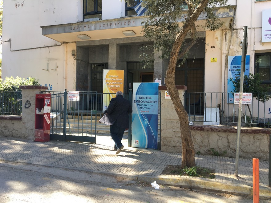 Εμβόλιο AstraZeneca: Διχασμένοι οι πολίτες - «Το έκανα με άγχος» - Τι λένε στο protothema.gr 