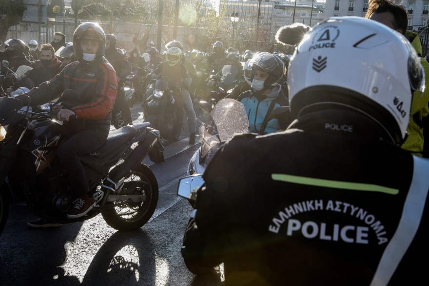 Μοτοπορεία διανομέων για τον 23χρονο - θύμα του τροχαίου στη Βουλή - Δείτε βίντεο