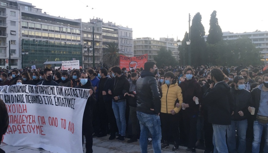 Τρεις διαδηλώσεις γύρω από το Σύνταγμα την πιο «μαύρη» μέρα της πανδημίας στη χώρα