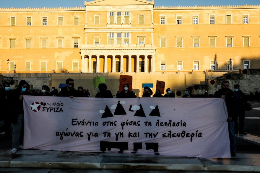 Τρεις διαδηλώσεις γύρω από το Σύνταγμα την πιο «μαύρη» μέρα της πανδημίας στη χώρα